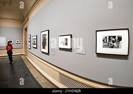 WASHINGTON DC, Vereinigte Staaten — die Ausstellung „70s Lens: Re magining Documentary Photography“ in der National Gallery of Art zeigt die Transformation der Dokumentarfotografie in den 1970er Jahren Diese umfassende Ausstellung vom 6. Oktober 2024 bis 6. April 2025 zeigt etwa 100 Werke von über 80 Künstlern, die die fotografische Dokumentation in einer Zeit bedeutender gesellschaftlicher Veränderungen neu definiert haben. Stockfoto