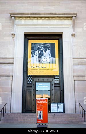 WASHINGTON DC, Vereinigte Staaten — die Ausstellung „70s Lens: Re magining Documentary Photography“ in der National Gallery of Art zeigt die Transformation der Dokumentarfotografie in den 1970er Jahren Diese umfassende Ausstellung vom 6. Oktober 2024 bis 6. April 2025 zeigt etwa 100 Werke von über 80 Künstlern, die die fotografische Dokumentation in einer Zeit bedeutender gesellschaftlicher Veränderungen neu definiert haben. Stockfoto