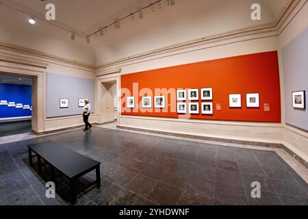 National Gallery of Art '70s Lens Exhibition Washington DC / WASHINGTON DC — The '70s Lens: Re magining Documentary Photography Ausstellung in der National Gallery of Art zeigt die Transformation der dokumentarischen Fotografie in den 1970er Jahren Diese umfassende Ausstellung vom 6. Oktober 2024 bis 6. April 2025 zeigt etwa 100 Werke von über 80 Künstlern, die die fotografische Dokumentation in einer Zeit bedeutender gesellschaftlicher Veränderungen neu definiert haben. Stockfoto