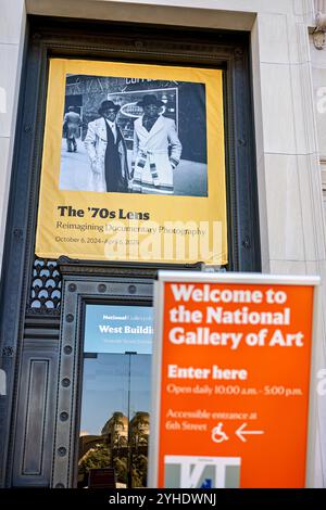 The '70s Lens Exhibition National Gallery of Art Washington DC / WASHINGTON DC — die Ausstellung '70s Lens: Remagining Documentary Photography in der National Gallery of Art zeigt die Transformation der Dokumentarfotografie in den 1970er Jahren Diese umfassende Ausstellung vom 6. Oktober 2024 bis 6. April 2025 zeigt etwa 100 Werke von über 80 Künstlern, die die fotografische Dokumentation in einer Zeit bedeutender gesellschaftlicher Veränderungen neu definiert haben. Stockfoto