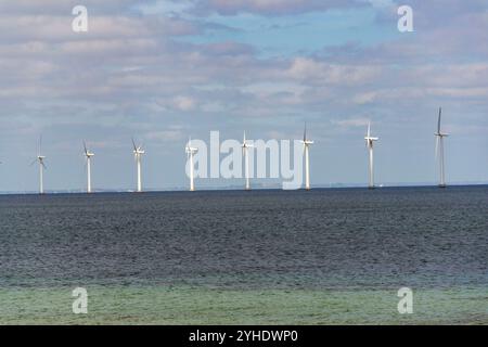 Weiße Turbinen des Windparks Middelgrunden außerhalb von Kopenhagen, Dänemark, Konzept für nachhaltigen Strom aus erneuerbaren Energiequellen Stockfoto