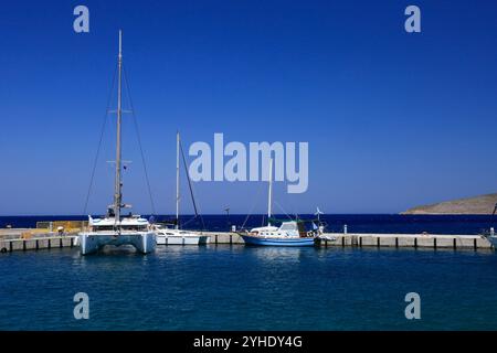 Boote im Hafen von Livadia, traditioneller Fischerei- und Fährhafen, Insel Tilos, griechische Inseln Dodekanes, Griechenland, Europa Stockfoto