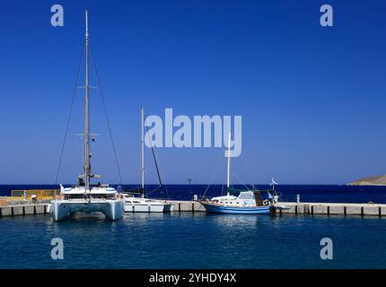 Boote im Hafen von Livadia, traditioneller Fischerei- und Fährhafen, Insel Tilos, griechische Inseln Dodekanes, Griechenland, Europa Stockfoto