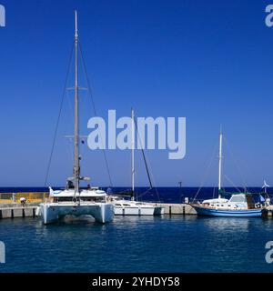 Boote im Hafen von Livadia, traditioneller Fischerei- und Fährhafen, Insel Tilos, griechische Inseln Dodekanes, Griechenland, Europa Stockfoto