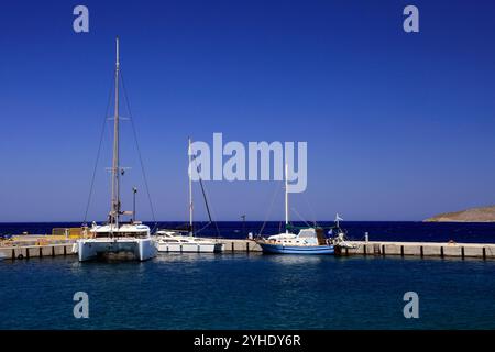 Boote im Hafen von Livadia, traditioneller Fischerei- und Fährhafen, Insel Tilos, griechische Inseln Dodekanes, Griechenland, Europa Stockfoto