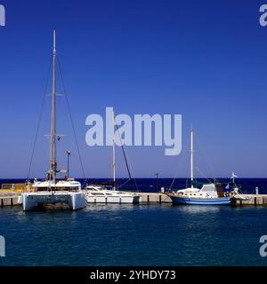 Boote im Hafen von Livadia, traditioneller Fischerei- und Fährhafen, Insel Tilos, griechische Inseln Dodekanes, Griechenland, Europa Stockfoto