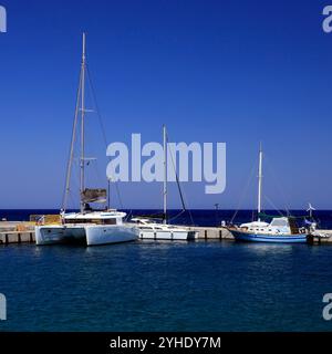 Boote im Hafen von Livadia, traditioneller Fischerei- und Fährhafen, Insel Tilos, griechische Inseln Dodekanes, Griechenland, Europa Stockfoto