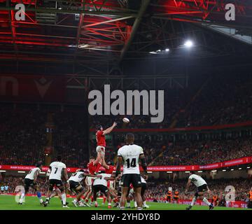 Eine allgemeine Ansicht unter dem geschlossenen Dach, während Adam Beard von Wales springt, um einen Lineout-Ball zu fangen. Wales gegen Fidschi, 2024 Spiel der Autumn Nations im Fürstentum-Stadion in Cardiff am Sonntag, den 10. November 2024. bild von Andrew Orchard/Andrew Orchard Sportfotografie/Alamy Live News Stockfoto