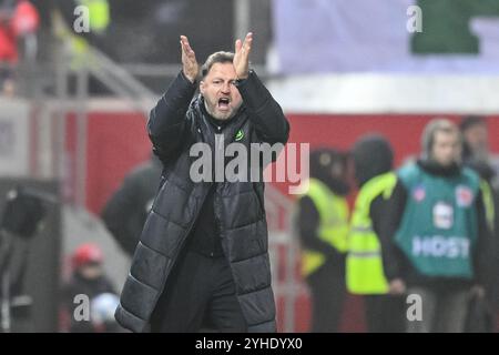 Heidenheim, Deutschland. November 2024. Fußball: Bundesliga, 1. FC Heidenheim - VfL Wolfsburg, Spieltag 10, Voith-Arena. Heidenheimer Coach Frank Schmidt gestikuliert. Hinweis: Harry langer/dpa - WICHTIGER HINWEIS: Gemäß den Vorschriften der DFL Deutschen Fußball-Liga und des DFB Deutschen Fußball-Bundes ist es verboten, im Stadion und/oder des Spiels aufgenommene Fotografien in Form von sequenziellen Bildern und/oder videoähnlichen Fotoserien zu verwenden oder zu verwenden./dpa/Alamy Live News Stockfoto