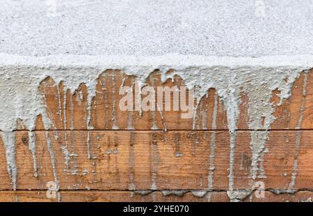 Frisch verlegte Betonfundamente in Holzschalung. Ländliches Haus ist im Bau, Hintergrund Textur Stockfoto
