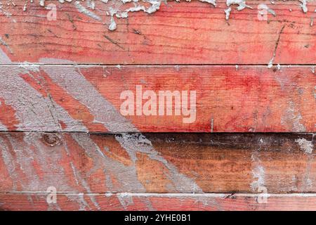 Grungy rote Holzwand mit Betonflecken, abstrakte Hintergrundfotostruktur Stockfoto