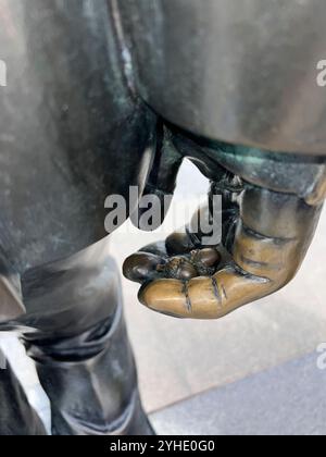 Nahaufnahme von John Lennons Hand mit symbolischen Eicheln auf der Beatles-Statue, Pier Head, Liverpool, England Stockfoto
