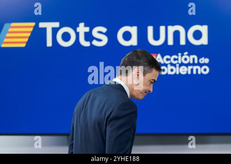 Madrid, Spanien. November 2024. Der spanische Premierminister Pedro Sanchez kommt zu einer Pressekonferenz im Moncloa-Palast. Er kündigte neue Maßnahmen und Hilfen für die Betroffenen in den von der DANA betroffenen Gebieten an. Diese neuen Maßnahmen ergänzen das in der vergangenen Woche genehmigte erste Hilfspaket in Höhe von 10,6 Milliarden Euro. Quelle: SOPA Images Limited/Alamy Live News Stockfoto