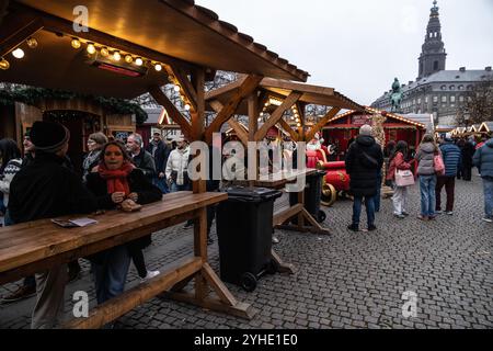 Kopenhagen, Kopenhagen, Dänemark. November 2024. Der Weihnachtsmarkt in AÂ ist ein Straßenmarkt, der mit der Weihnachtsfeier während der vier Adventswochen verbunden ist. Diese Märkte haben ihren Ursprung in Deutschland, sind aber heute in vielen Ländern vertreten. (Kreditbild: © Kristian Tuxen Ladegaard Berg/ZUMA Press Wire) NUR REDAKTIONELLE VERWENDUNG! Nicht für kommerzielle ZWECKE! Quelle: ZUMA Press, Inc./Alamy Live News Stockfoto