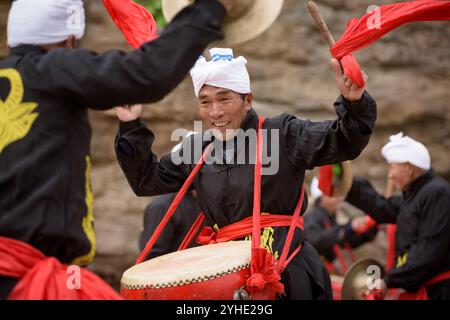 Taille Drum Performance bei Hukou Wasserfall am Gelben Fluss in der Provinz Shaanxi, China, Asien Stockfoto