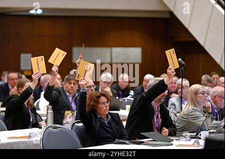 Dqualierte stimmen waehrend der 5. Tagung der 13. Synode der Evangelischen Kirche in Deutschland EKD in Würzburg ab Foto vom 11.11.2024. Die Evangelische Kirche in Deutschland hat ein Modell für Entschaedigungszahlungen an Opfer sexualisierter Gewalt praesentiert. Siehe epd-Meldung vom 11.11.2024 NUR REDAKTIONELLE VERWENDUNG *** Delegierte stimmen während der 5. Sitzung der 13. Synode der Evangelischen Kirche in Deutschland EKD in Würzburg Foto vom 11 11 2024 die Evangelische Kirche in Deutschland die EKD hat ein Modell für Entschädigungszahlungen an Opfer sexualisierter Gewalt vorgestellt siehe epd-Nachrichten von 11 Stockfoto