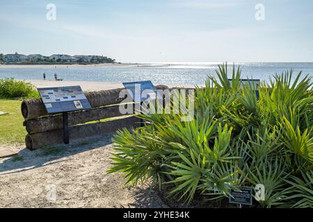 SULLIVAN's ISLAND, South Carolina – Thomson Park erinnert an die Schlacht von Sullivan’s Island am 28. Juni 1776, in der Colonel William 'Danger' Thomson erfolgreich Breach Inlet gegen britische Invasionsversuche verteidigte. Dieser entscheidende amerikanische Sieg, koordiniert mit der Verteidigung von Fort Sullivan (später Fort Moultrie), stellte einen der ersten großen Erfolge der Revolution dar und half Charleston bis 1780 vor der britischen Besatzung zu schützen. Stockfoto