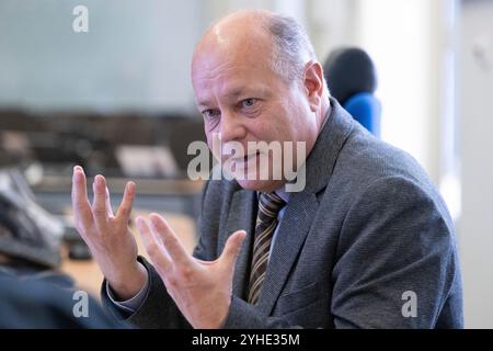 Dresden, Deutschland. November 2024. Detective Superintendent Olaf Richter, Chef von Soko Epaulette, spricht im Polizeipräsidium Dresden. Quelle: Sebastian Kahnert/dpa/Alamy Live News Stockfoto