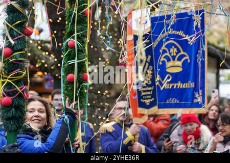 Der Karneval beginnt in München am 11. November 2024 mit der traditionellen Eröffnung am Viktualienmarkt um 11:11 Uhr. Die Veranstaltung beinhaltet ein Programm mit der Präsentation des neuen offiziellen Prinzen und Prinzessin der Stadt München, Christian IV. Und Michaela II., und der Jugendfürst und -Prinzessin Johan I. und Hannah I. Münchens zweiter Bürgermeister Dominik Krause hält eine Begrüßungsrede. Der Viktualienmarkt bietet jedes Jahr einen lebhaften Vorgeschmack auf die Karnevalssaison der Narrhalla, einem seit 1893 in München existierenden Karnevalsverein. (Foto: Michael Nguyen/NurPhoto) Stockfoto