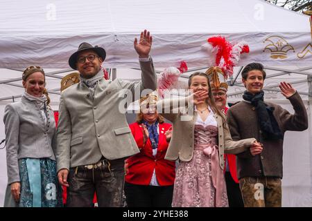 Der Karneval beginnt in München am 11. November 2024 mit der traditionellen Eröffnung am Viktualienmarkt um 11:11 Uhr. Die Veranstaltung beinhaltet ein Programm mit der Präsentation des neuen offiziellen Prinzen und Prinzessin der Stadt München, Christian IV. Und Michaela II., und der Jugendfürst und -Prinzessin Johan I. und Hannah I. Münchens zweiter Bürgermeister Dominik Krause hält eine Begrüßungsrede. Der Viktualienmarkt bietet jedes Jahr einen lebhaften Vorgeschmack auf die Karnevalssaison der Narrhalla, einem seit 1893 in München existierenden Karnevalsverein. (Foto: Michael Nguyen/NurPhoto) Stockfoto