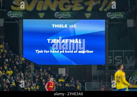 Broendby, Dänemark. November 2024. DER VAR spielt während des 3F Superliga-Spiels zwischen Broendby IF und FC Nordsjaelland im Broendby Stadion in Broendby. Quelle: Gonzales Photo/Alamy Live News Stockfoto