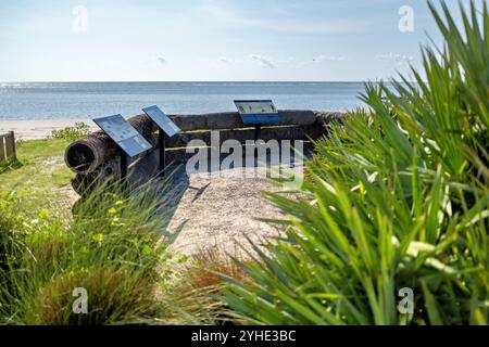 SULLIVAN's ISLAND, South Carolina – Thomson Park erinnert an die Schlacht von Sullivan’s Island am 28. Juni 1776, in der Colonel William 'Danger' Thomson erfolgreich Breach Inlet gegen britische Invasionsversuche verteidigte. Dieser entscheidende amerikanische Sieg, koordiniert mit der Verteidigung von Fort Sullivan (später Fort Moultrie), stellte einen der ersten großen Erfolge der Revolution dar und half Charleston bis 1780 vor der britischen Besatzung zu schützen. Stockfoto