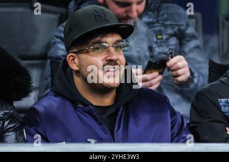 Mailand, Italien. November 2024. Geolier italienischer Sänger bei der Serie A 2024/25 zwischen dem FC Internazionale und dem SSC Napoli im San Siro Stadium (Foto: Fabrizio Carabelli/SOPA Images/SIPA USA) Credit: SIPA USA/Alamy Live News Stockfoto