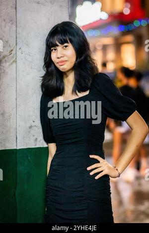 Ein wunderschönes, junges philippinisches Mädchen posiert und lächelt im Binondo-Viertel von Manila auf den Philippinen. Stockfoto