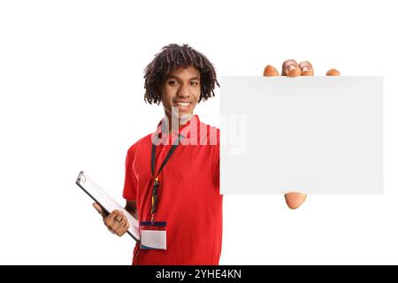 afroamerikaner Ladenassistent hält eine leere Karte isoliert auf weißem Hintergrund Stockfoto