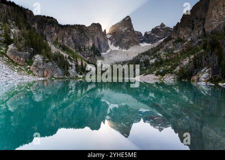 Der Sonnenuntergang hinter dem Grand Teton über dem türkisfarbenen Wasser des Delta Lake in den Teton Mountains. Grand Teton National Park, Wyoming Stockfoto