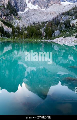 Der Grand Teton spiegelt sich im türkisfarbenen Wasser des Delta Lake in den Teton Mountains. Grand Teton National Park, Wyoming Stockfoto