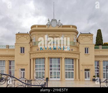 Opatija, Kroatien - 08. Oktober 2024: Historisches Gebäude 4-Sterne-Hotel Kvarner an der Adria Autumn Day Travel. Stockfoto