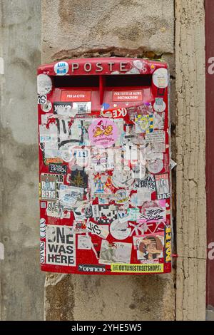 Venedig, Italien - 09. Oktober 2024: An Der Wand Montierte Poste Aus Italienischem Briefkasten Mit Klebeaufklebern, Vandalismusschäden. Stockfoto