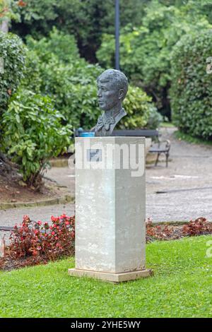 Opatija, Kroatien - 08. Oktober 2024: Bronzebüste des berühmten russischen Dichters Sergej Jesenin am Herbsttag des Park Garden. Stockfoto