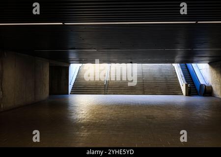 Leere dunkle unterirdische Passage mit Treppe und Rolltreppe. Verlassen Sie die U-Bahn-Station Stockfoto