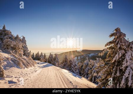 Winter Schnee Berg mit Langlaufloipe bei Sonnenaufgang. Atemberaubender Trekkingpfad entlang des Bergrückens Stockfoto