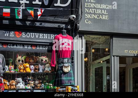 Eines der vielen Schaufenster, die Souvenirs auf der Cockburn Street in Edinburghs Altstadt verkaufen. Schottland, Vereinigtes Königreich, Europa Stockfoto