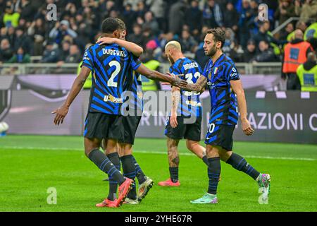 Mailand, Italien. November 2024. Zwischen Inter Players, feiert das Tor während des Fußballspiels der Serie A 2024/2025, zwischen Inter und Napoli SSC im Giuseppe Meazza Stadion. Endpunktzahl: Inter 1:1 Napoli SSC. (Foto: Tommaso Fimiano/SOPA Images/SIPA USA) Credit: SIPA USA/Alamy Live News Stockfoto