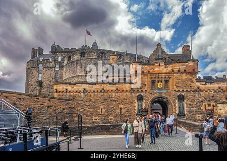 Panorama der Mauern und des Eingangstors von Edinburgh Castle, der Hauptstadt Schottlands. Edinburgh, Schottland, Vereinigtes Königreich, Europa Stockfoto