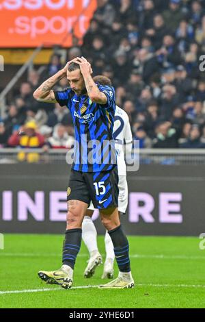 Mailand, Italien. November 2024. Francesco Acerbi von Inter, Gesten während des Fußballspiels der Serie A 2024/2025, zwischen Inter und Napoli SSC im Giuseppe Meazza Stadion. Endpunktzahl: Inter 1:1 Napoli SSC. Quelle: SOPA Images Limited/Alamy Live News Stockfoto