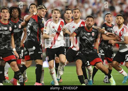 Buenos Aires, Argentinien. November 2024. Die Spieler von River Plate und Barracas Central warten am 10. November 2024 auf den Ball beim Argentine Professional Football League Turnier 2024 „Cesar Luis Menotti“ im El Monumental Stadion in Buenos Aires. Quelle: Alejandro Pagni/Alamy Live News Stockfoto