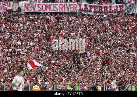 Buenos Aires, Argentinien. November 2024. Die Fans von River Plate bejubeln ihr Team beim Argentine Professional Football League Turnier 2024 (Cesar Luis Menotti) gegen Barracas Central im El Monumental Stadion in Buenos Aires am 10. November 2024. Quelle: Alejandro Pagni/Alamy Live News Stockfoto