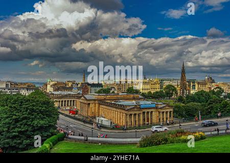 Panorama der Stadt Edinburgh mit dem neoklassizistischen Gebäude der National Gallery of Scotland. Edinburgh, Schottland, Vereinigtes Königreich, Europa Stockfoto