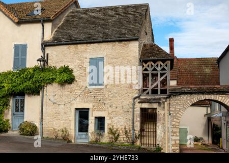 Cote d'Or, Burgund, Frankreich - 27. Oktober 2024 - traditionelle französische Steinhäuser mit blau lackierten Fensterläden auf einem Hügel Stockfoto