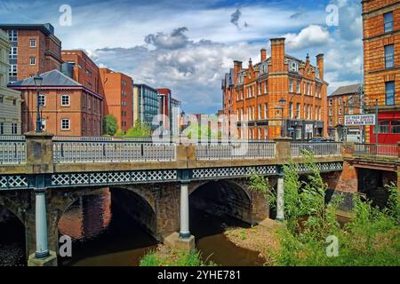 Großbritannien, South Yorkshire, Sheffield, River Don, Lady's Bridge ab Castlegate. Stockfoto