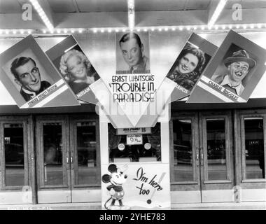 Rivoli Movie Theatre in New York im November 1932 während der Premiere von MIRIAM HOPKINS HERBERT MARSHALL KAY FRANCIS EDWARD EVERETT HORTON und CHARLIE RUGGLES in TROUBLE in PARADISE 1932 Regisseur ERNST LUBITSCH Paramount Pictures sowie Begleitfilm-Kurzfilm mit WALT DISNEY's MICKEY MAUS Stockfoto