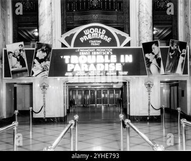 Lobby des Rivoli Movie Theatre in New York Werbepremiere von MIRIAM HOPKINS HERBERT MARSHALL KAY FRANCISEDWARD EVERETT HORTON und CHARLIE RUGGLES in TROUBLE in PARADISE 1932 Regisseur ERNST LUBITSCH Paramount Pictures Stockfoto