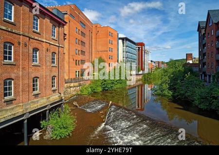 Großbritannien, South Yorkshire, Sheffield, River Don, Wicker Weir von Lady's Bridge mit Irwin Mitchell, UKBA Building und Riverside Apartments. Stockfoto