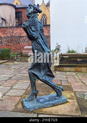 Großbritannien, South Yorkshire, Sheffield, Running Woman Sculpture vor der Upper Chapel. Stockfoto