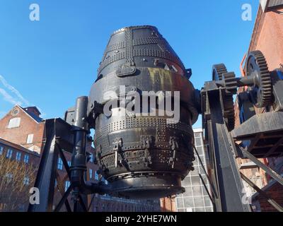 Großbritannien, South Yorkshire, Sheffield, Kelham Island Industrial Museum, Bessemer Converter. Stockfoto